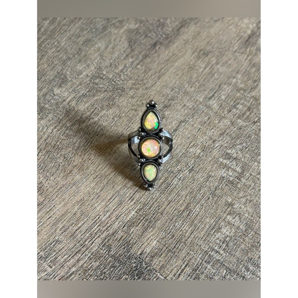 Vintage women’s size 8.5 metal faux yellow opal gemstone knuckle statement ring